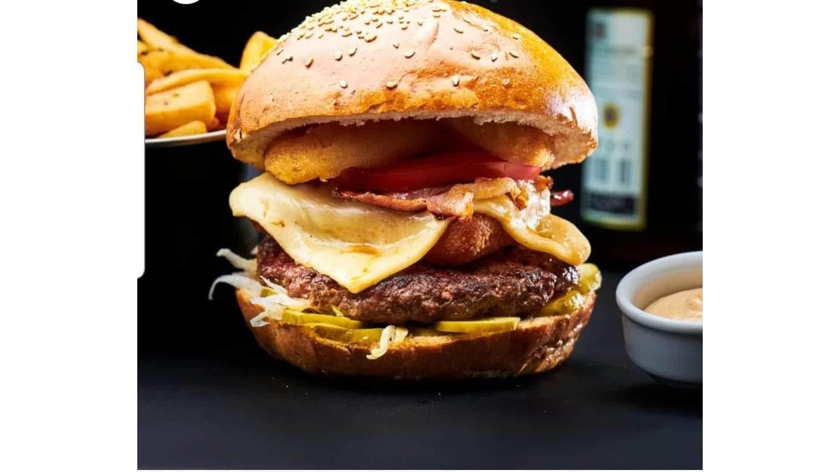 Ringer Burger BS cu cartofi prajiti parmezan si usturoi