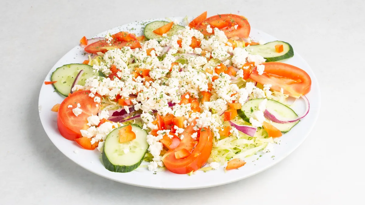 Salat mit Weichkäse