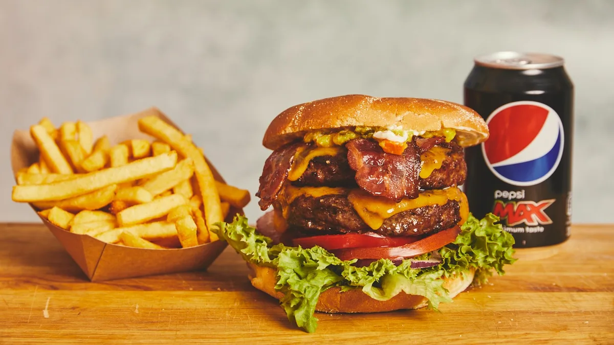 Big Monster burgermenu + en valgfri gratis snack!