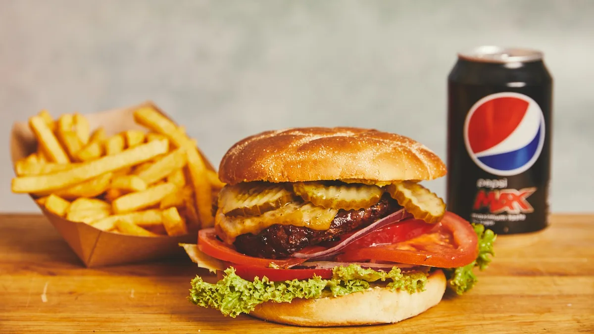 Famous Town burgermenu + en valgfri gratis snack!