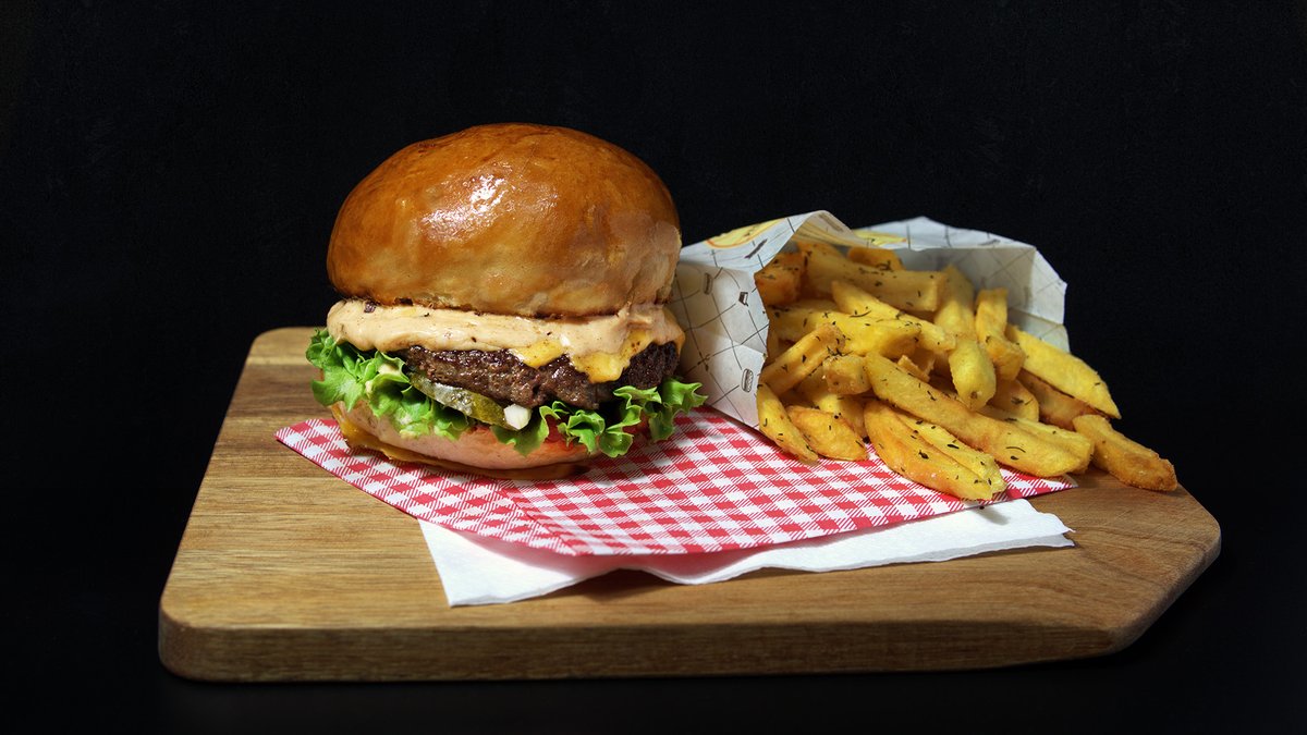 Cheesy Burger (fries included)  480g