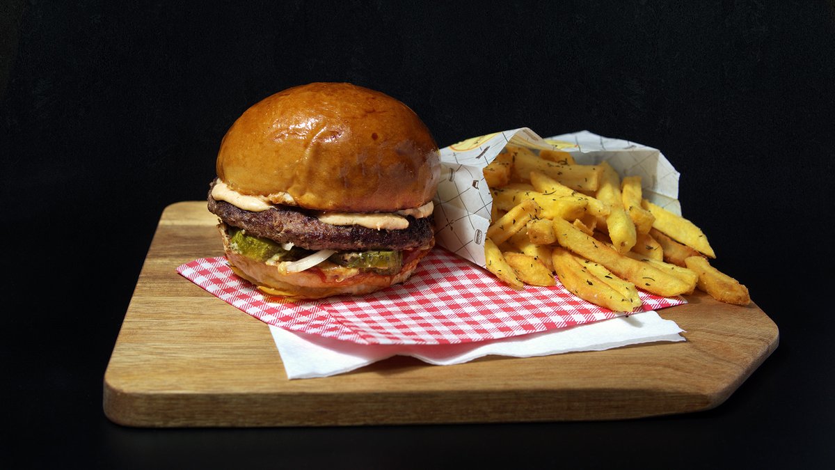Classic Burger (fries included) 450g