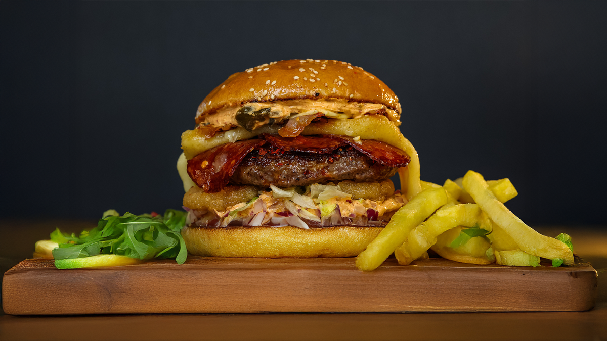 Burger ljuti nabudženi + pomfrit