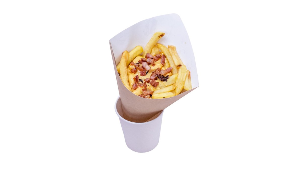 Hranolky so strúhaným parmezánom, zapečenou slaninkou a čedarovou omáčkou