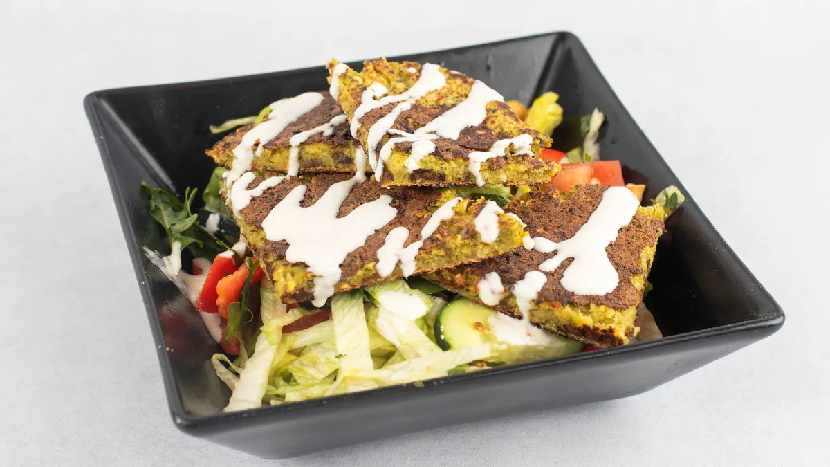 Salata Bil falafel
