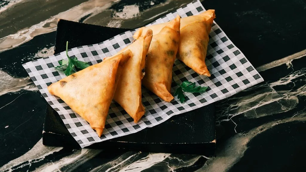 Cheese sambousak