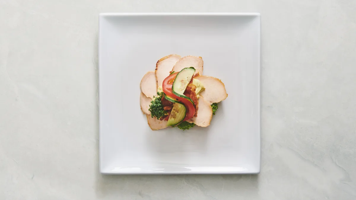 Kyllingebryst med karrysalat og bacon