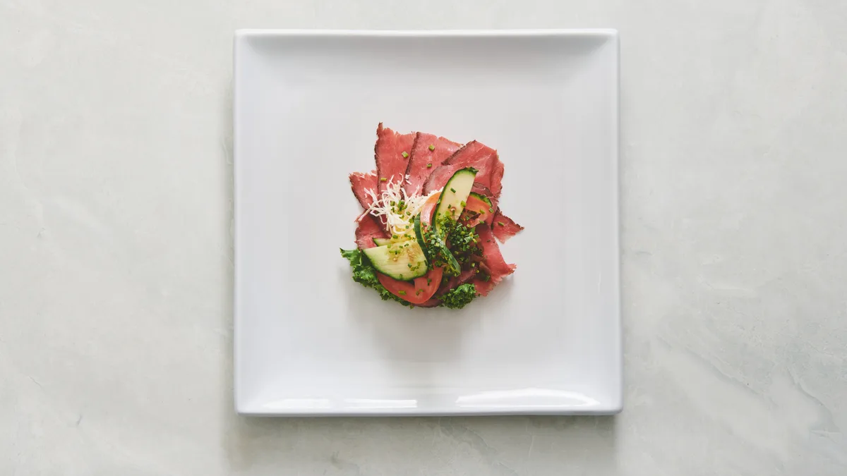 Roastbeef med remoulade, løg og peberrod