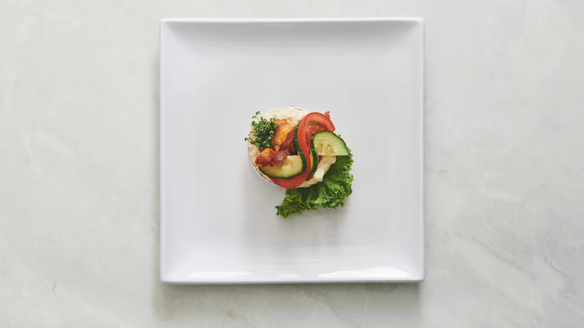 Smørrebrød med hønsesalat og bacon