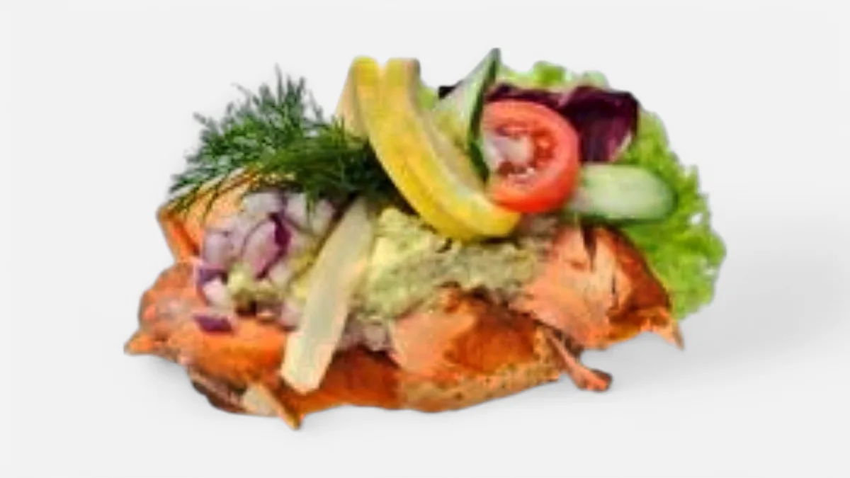 Varmrøget laks med skaldyrssalat, caviar, citron og dild.
