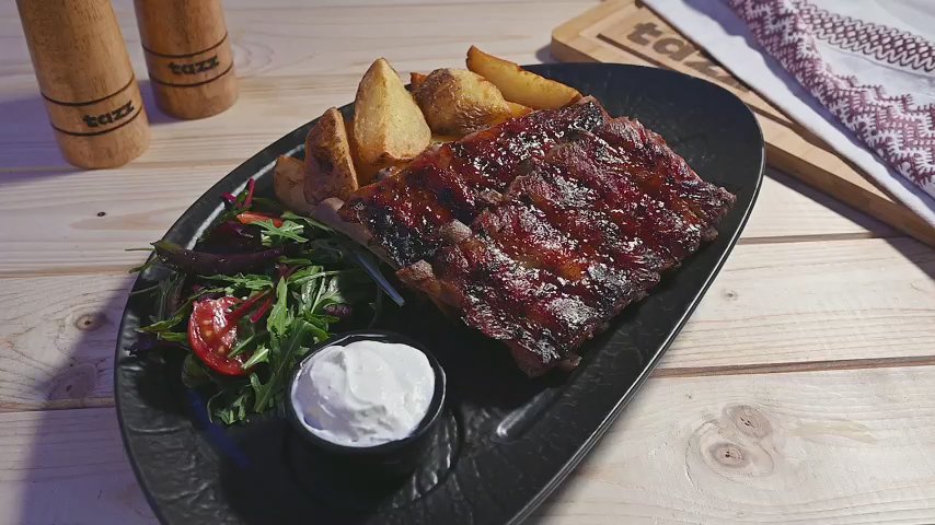 COASTE DE PORC CU CARTOFI ȘI SOS DE USTUROI 600g