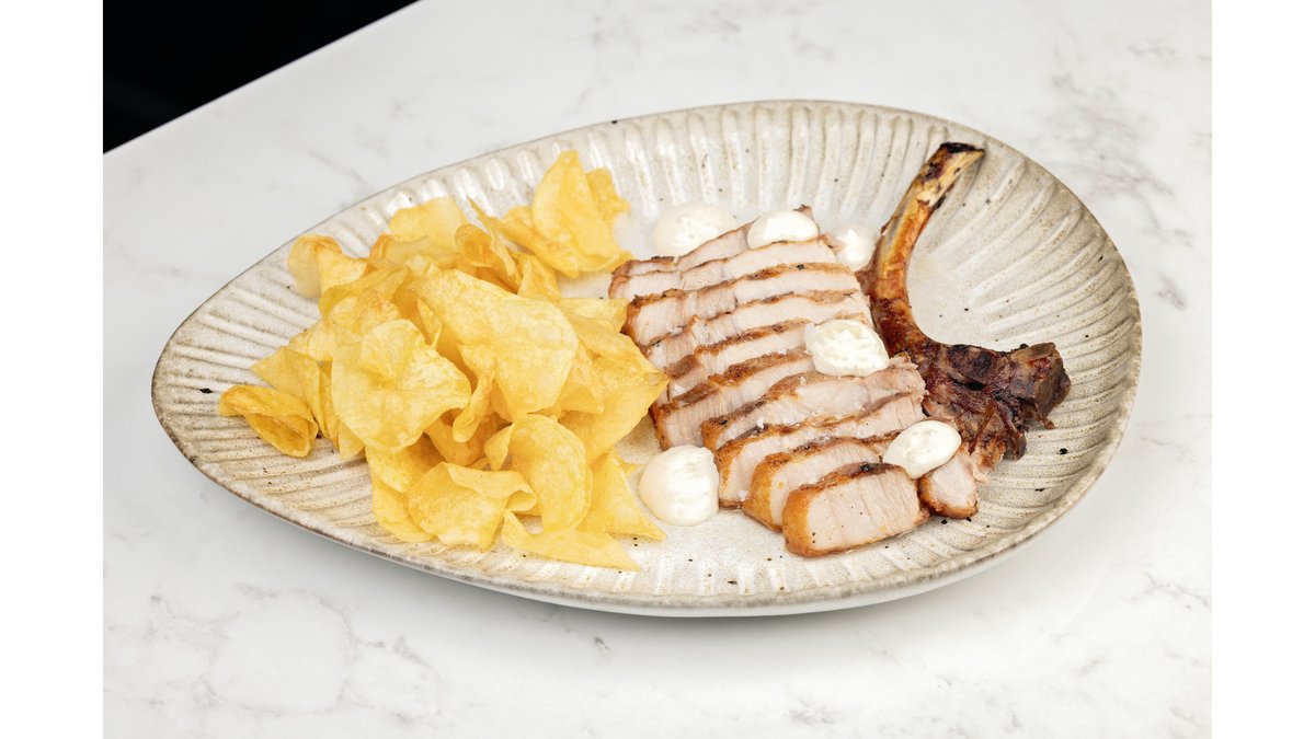 COTLET DE PORC CU CHIPSURI DE CARTOFI ȘI SOS AIOLI CU MUȘTAR 500g