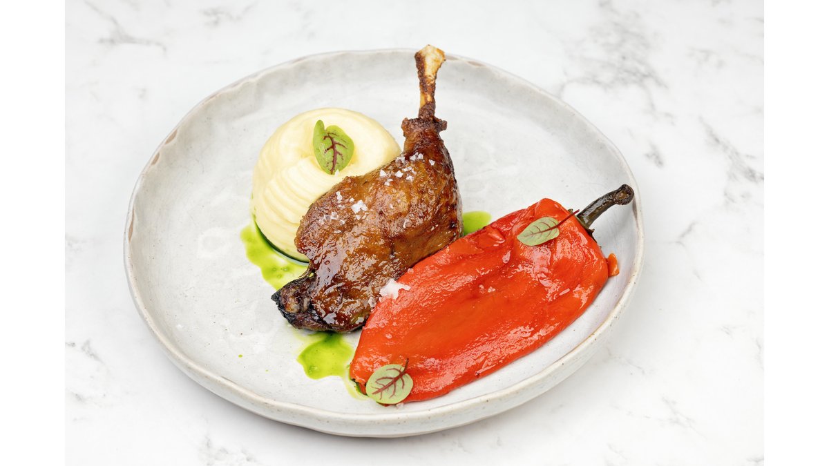 PULPĂ DE RAȚĂ CONFIT CU PIURE DE CARTOFI ȘI ARDEI COPT 420g