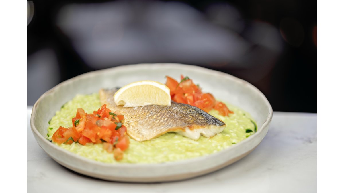 RISOTTO CU PIURE DE MAZĂRE, FILE DE DORADĂ ȘI TARTAR DE ROȘII 550g