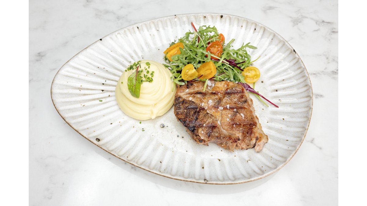 STEAK DE PORC CU PIURE DE CARTOFI SI MIX DE SALATA 450g
