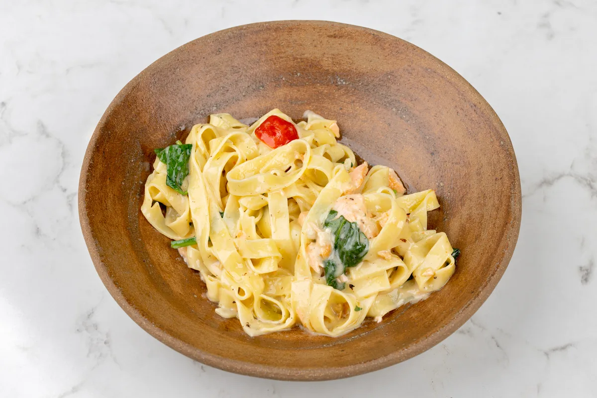 TAGLIATELLE CU SOMON, BABY SPANAC ȘI ROȘII CHERRY 400g