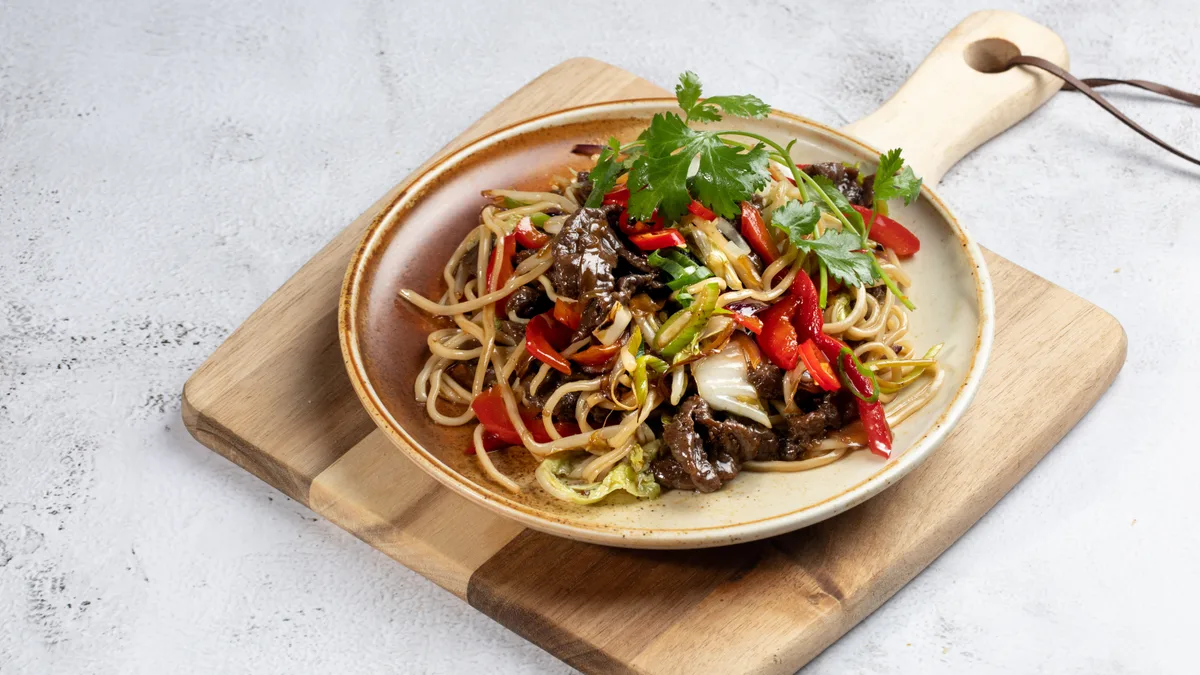 12B. Yakisoba med oksekød