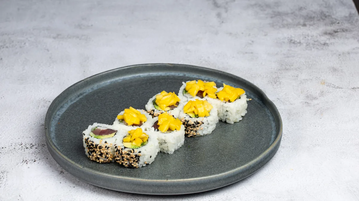 26B. Uramaki Mango
