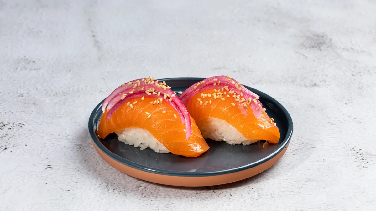31C. Nigiri Laks rødløg