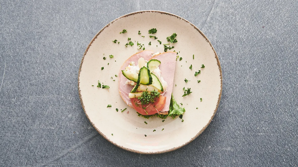 Smørrebrød skinke and italiensk salat