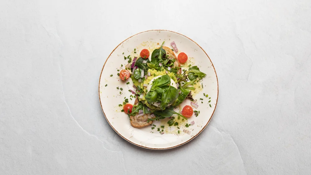 Danskt rågbröd med avokado och ägg