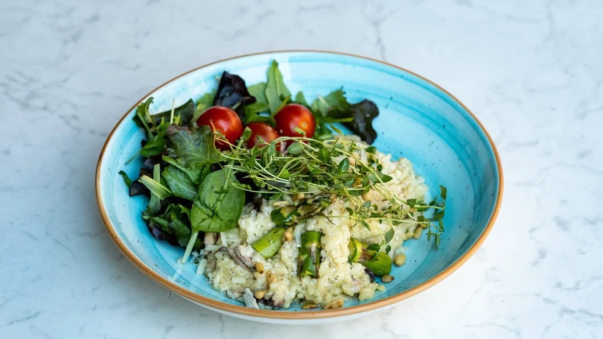 Sparris och kronärtskocka (risotto)