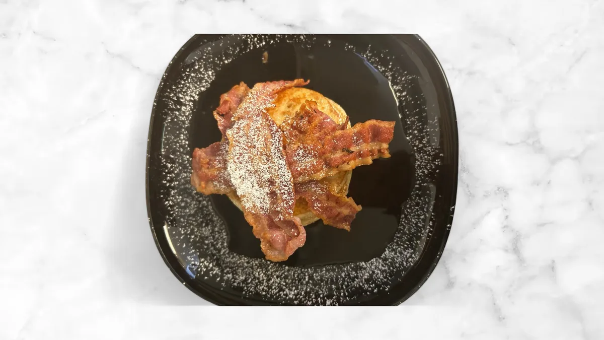 Amerikai palacsinta ropogós baconnel, juharsziruppal