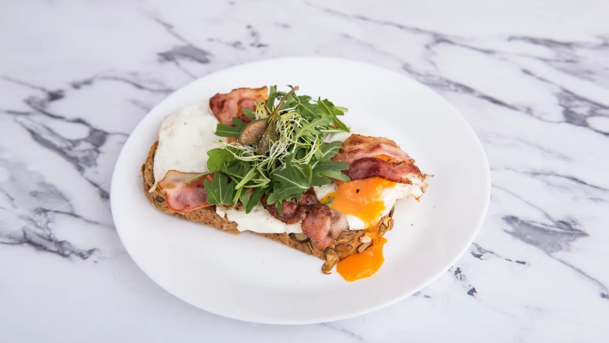 Bacon és tükörtojás pirítóson