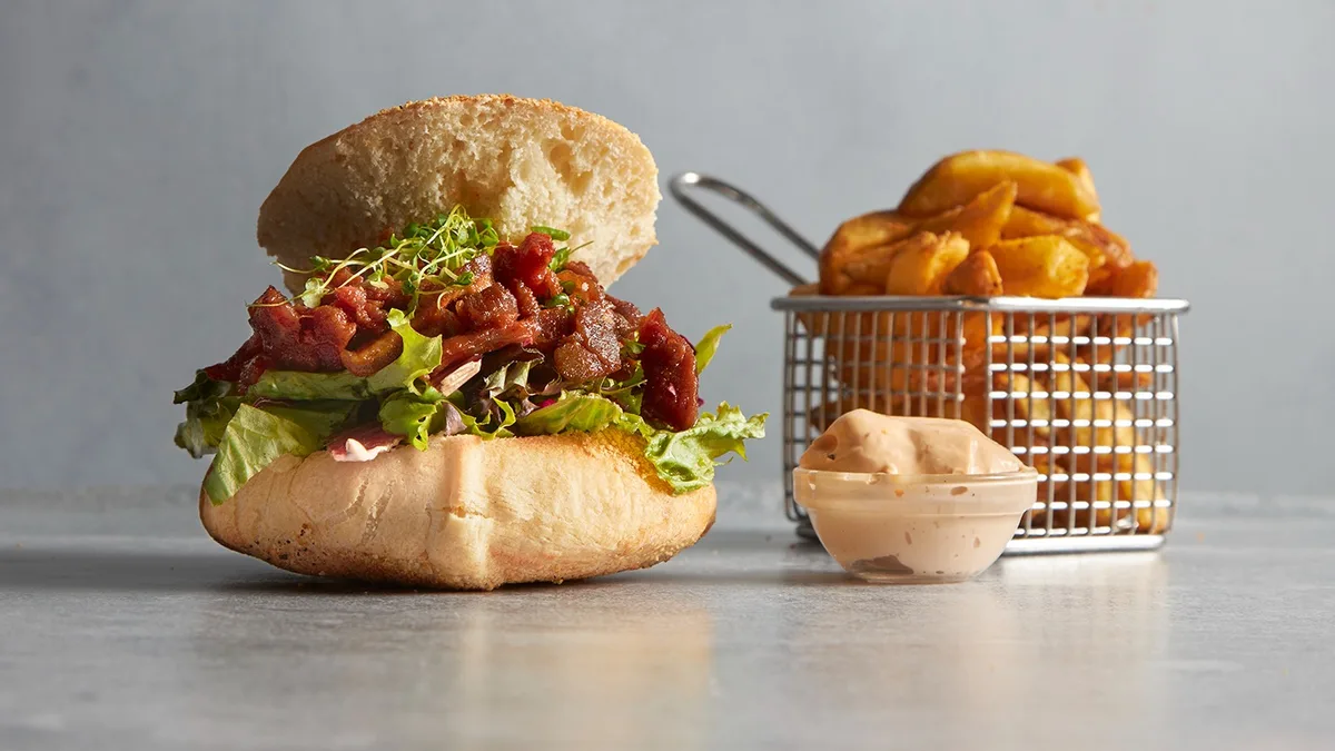 Marineret oksekødssandwich