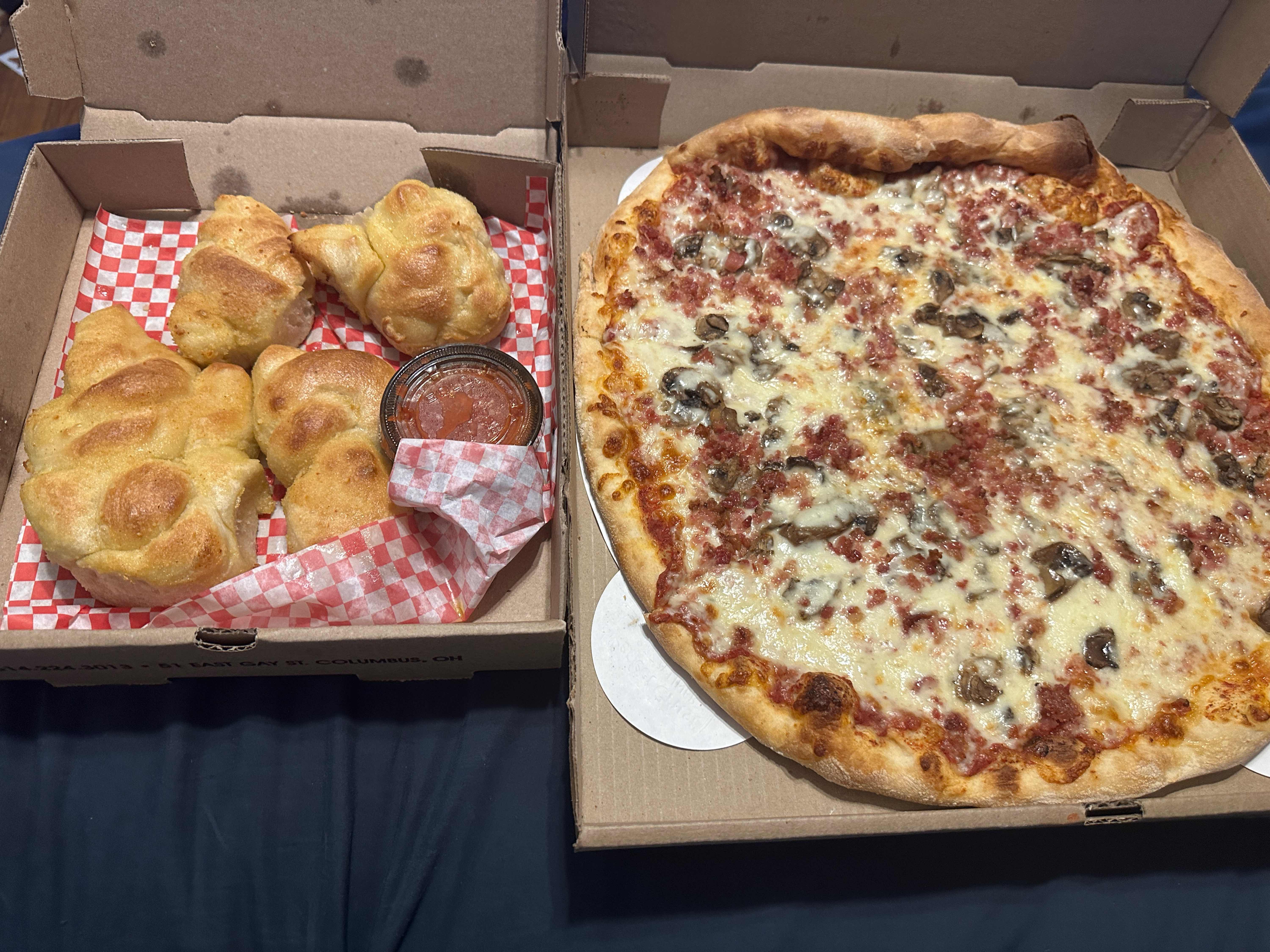 Garlic knots and sauce