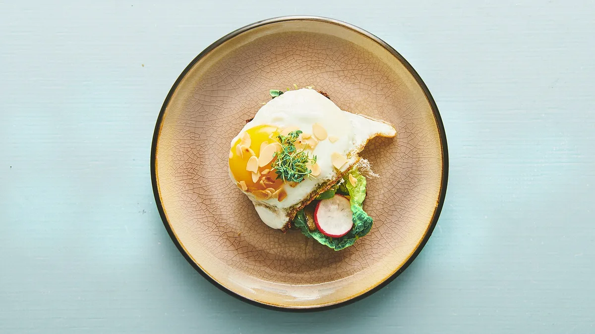 Smørrebrød avocado and spejlæg (V)