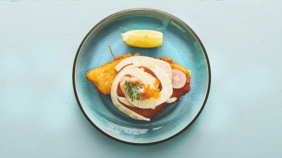 Smørrebrød smørstegt rødspættefilet and rejer
