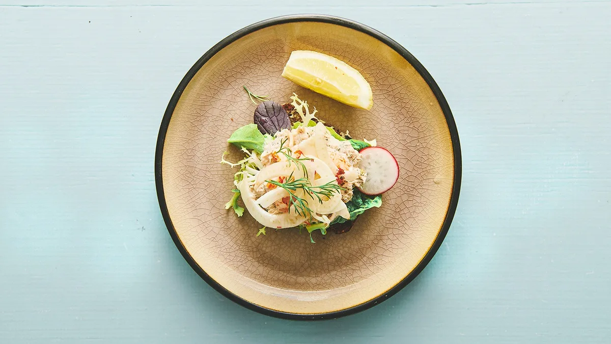 Smørrebrød tunmousse and krebsehaler