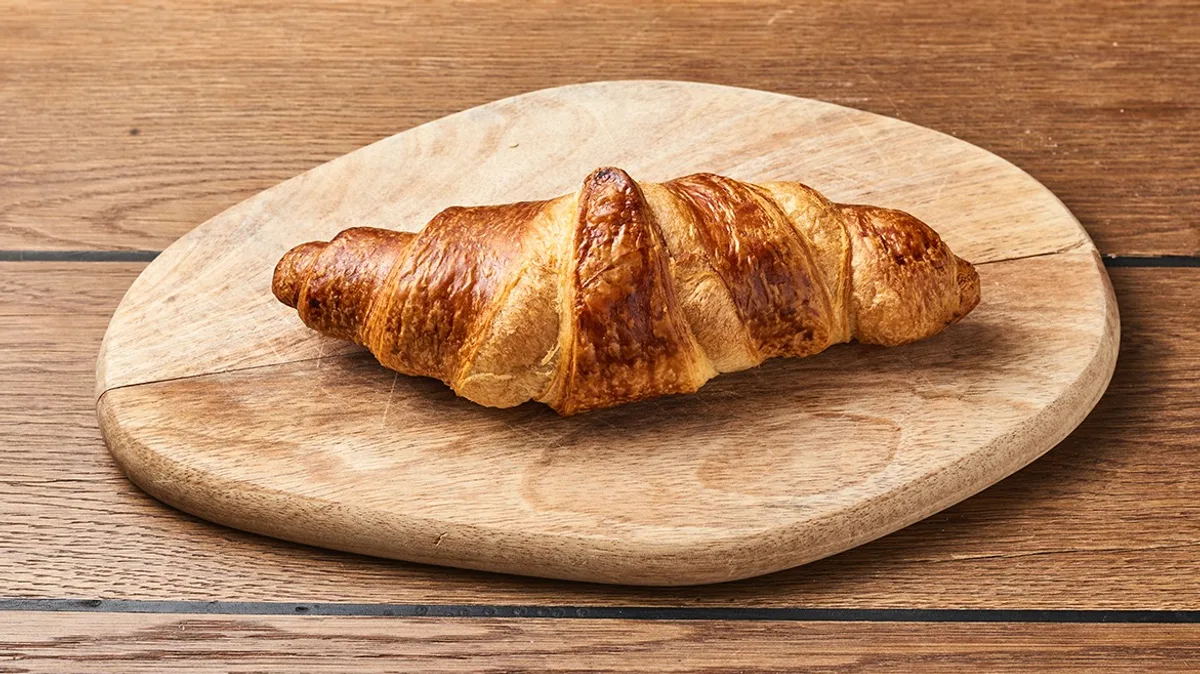 Frissen sütött croissant, töltetlen