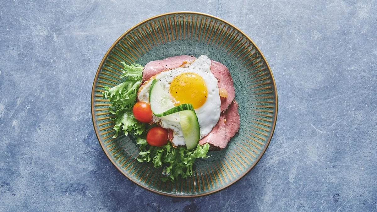 Smørrebrød roastbeef med spejlæg