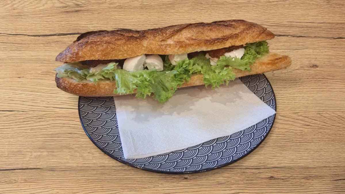 Kecskesajtos, fügelekváros bagett