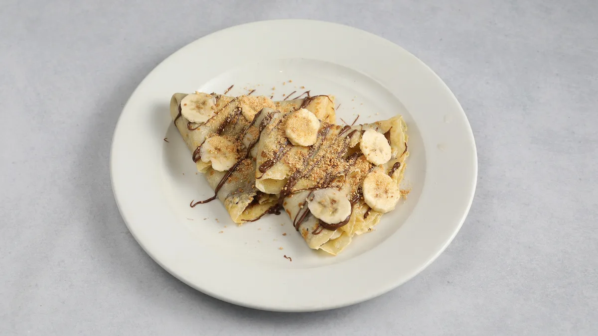 Slatka palačinka sa nutelom, plazmom i bananom