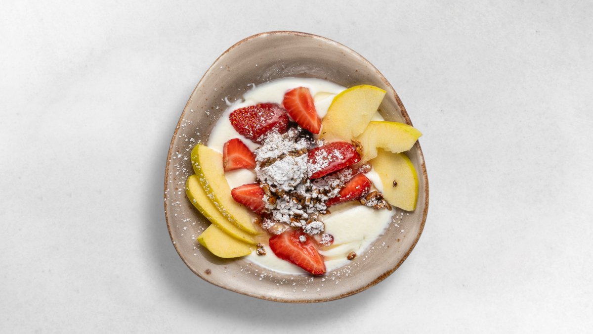 Beerenbowl mit Bio Joghurt und Granola