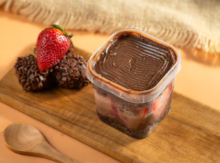 Bolo de Pote - Brigadeiro com Morangos