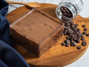 Tabuleiro de Bolo de Chocolate com Brigadeiro Grande
