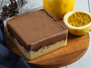 Tabuleiro de Bolo de Chocolate com Recheio de Maracujá Grande