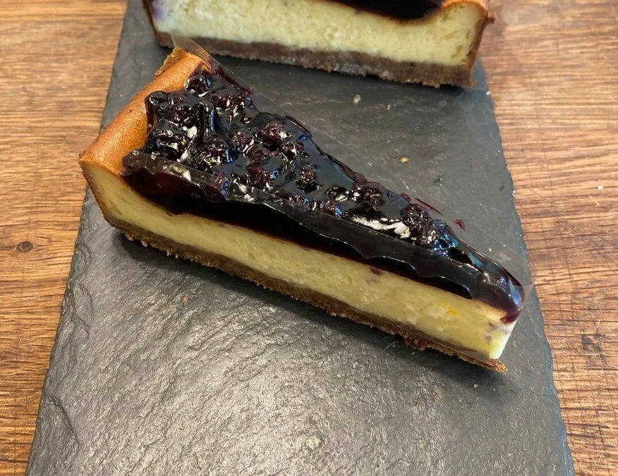 Áfonyás sajttorta szelet