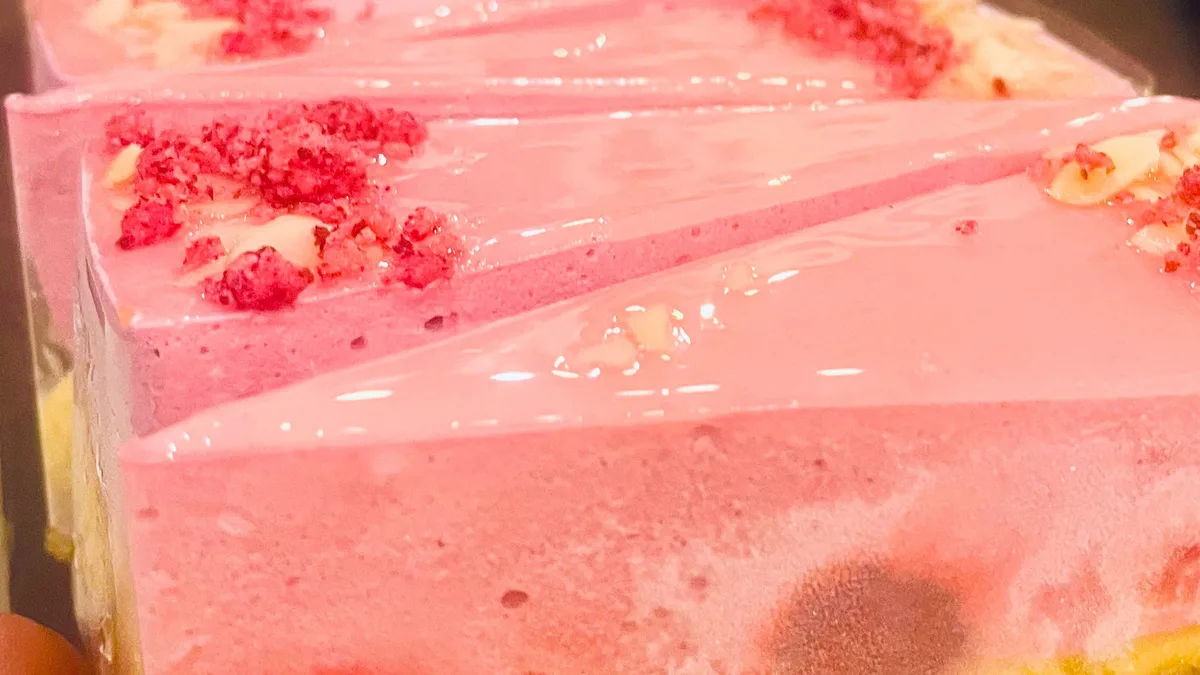 Fehércsokis málnatorta szelet