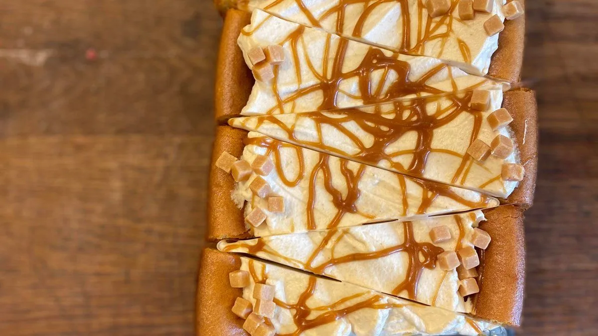 Karamellás sajttorta szelet
