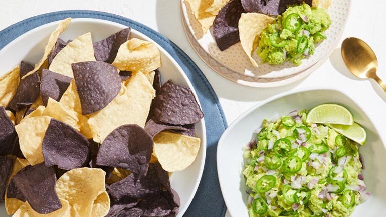 CATERING WHITE CORN GUACAMOLE + CHIPS