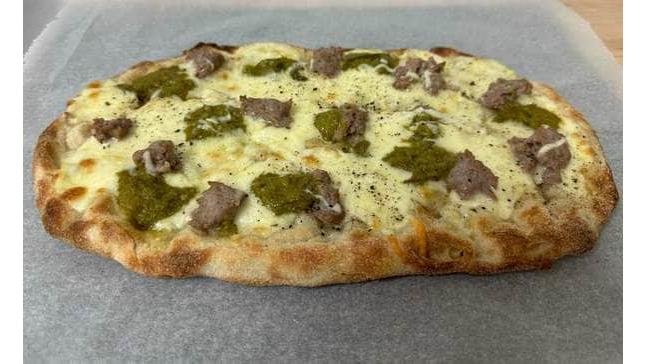 Pinsa salsiccia, pecorino și sparanghel