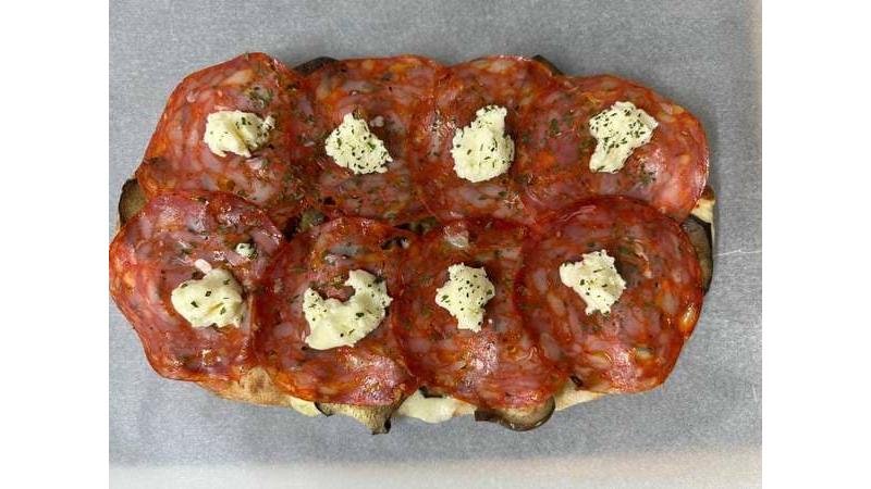 Pinsa vinete, salam picant și burrata