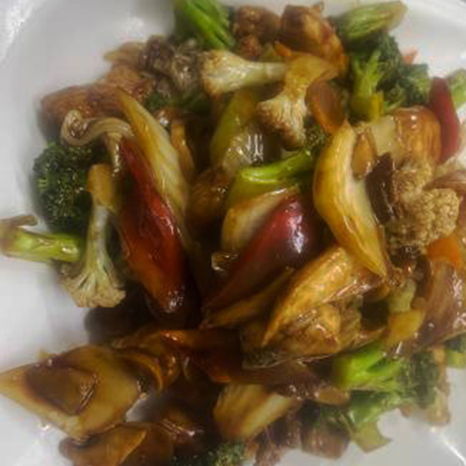 64.Trozos de Pollo y Vegetales en Salsa
