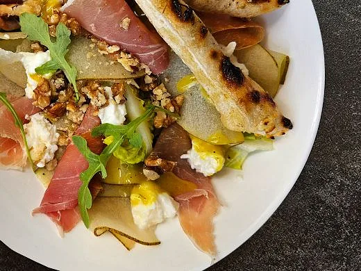 Sałatka z gruszka i prosciutto crudo z grissini