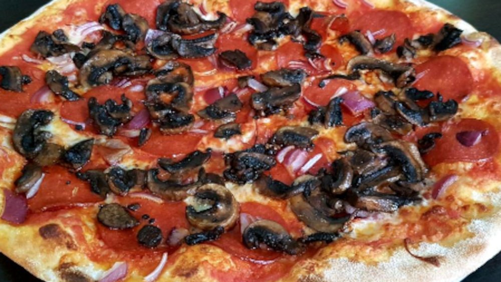 Funghi e salami pizza